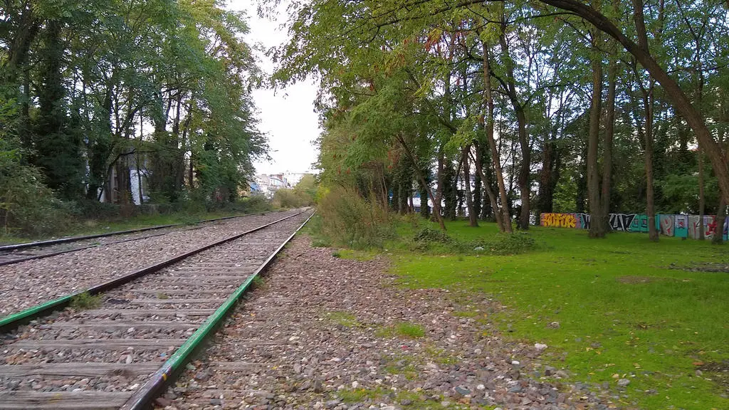 Plate-forme de la Petite Ceinture à la hauteur de la rue d'Avron
