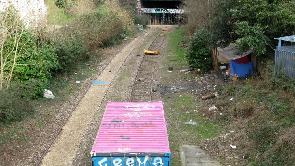 Restes en février 2017 des installations du chantier participatif de 2016 dans le 20e