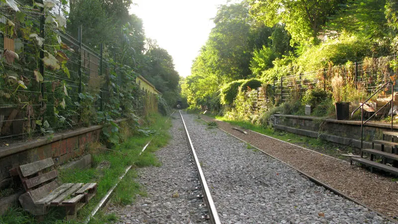 Plate-forme de la Petite Ceinture ouverte au public à porte de Clignancourt 