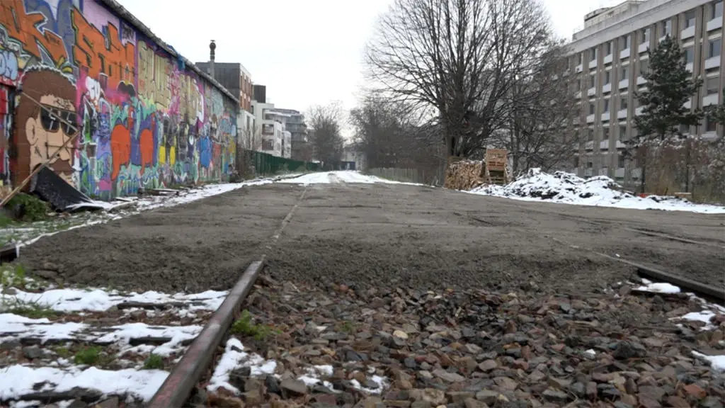 Piste en grave posée pour le chantier de le Ferme du Rail 