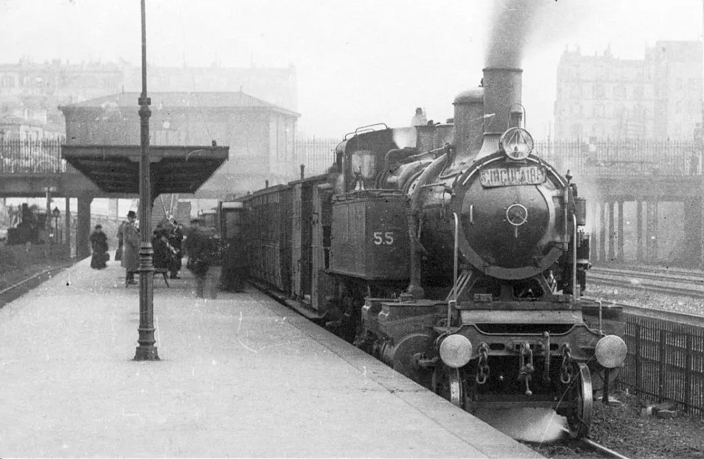 Train de la Petite Ceinture venant de Paris Nord arrêté à la station Pont Marcadet 