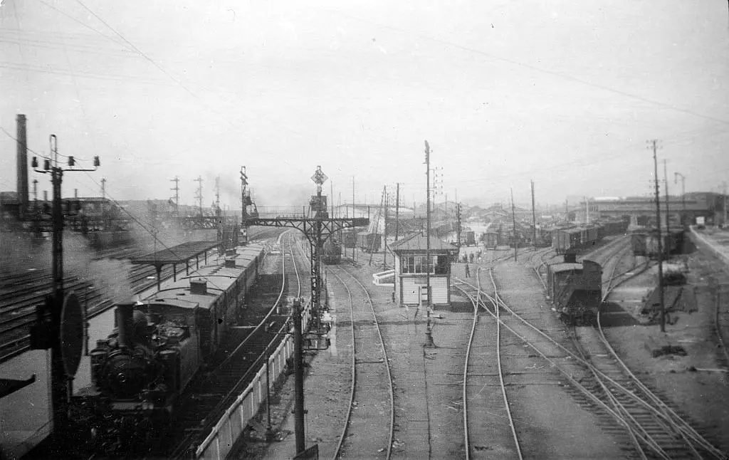 Une rame de train-tramway à quai à la station Pont-Marcadet 