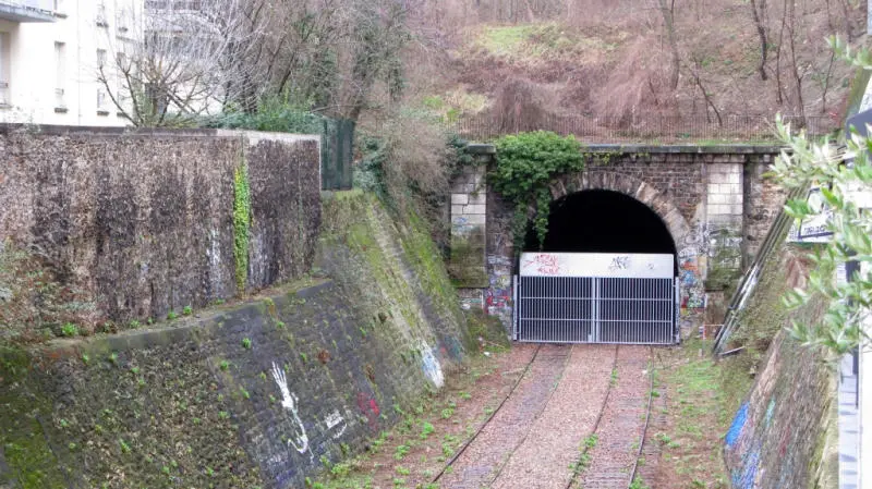 Portail à deux battants fermant le tunnel de Charonne près de la rue de Bagnolet