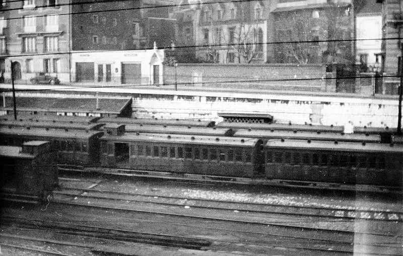 Des trains voyageurs de la Petite Ceinture stationnent sur les voies de garage de la station Courcelles-Ceinture dans les années 1920