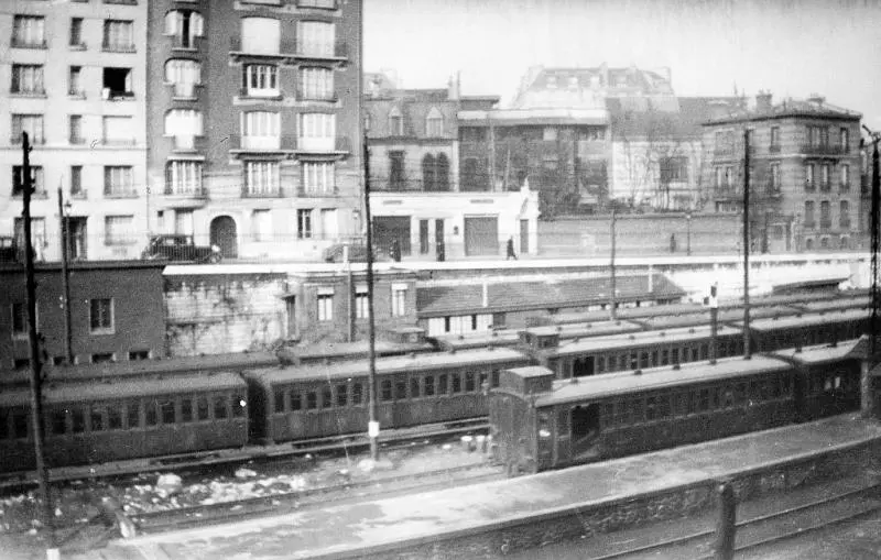 Des trains de voyageurs stationnent sur les voies de garage de Courcelles-Ceinture dans les années 1920
