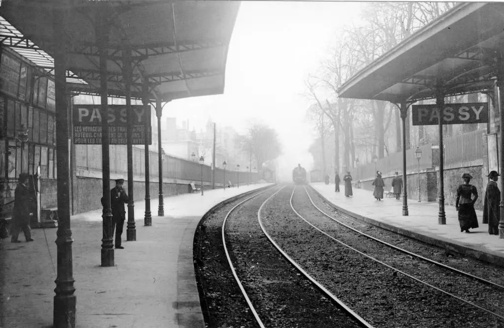 Vue des quais de la gare de Passy à la Belle-Époque 