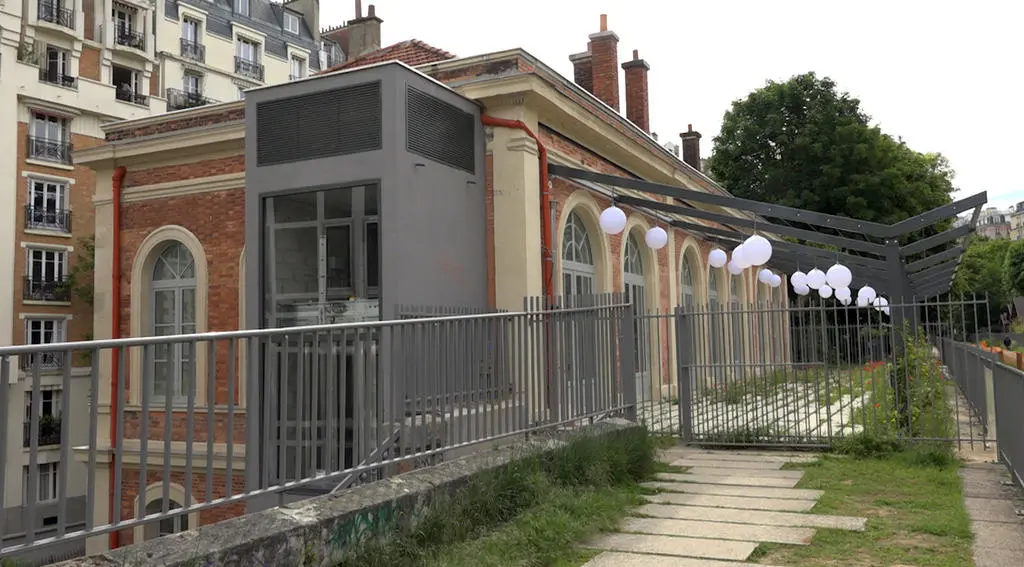 Façade rénovée du bâtiment de la station Vaugirard côté quai