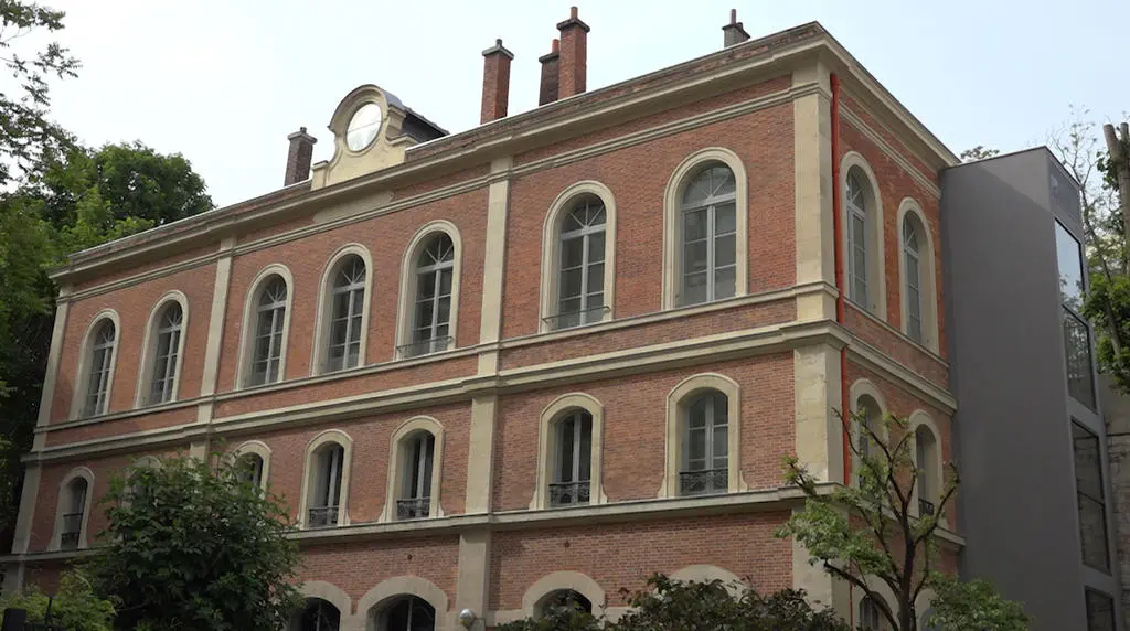 Façade rénovée du bâtiment de la station Vaugirard depuis la cour 