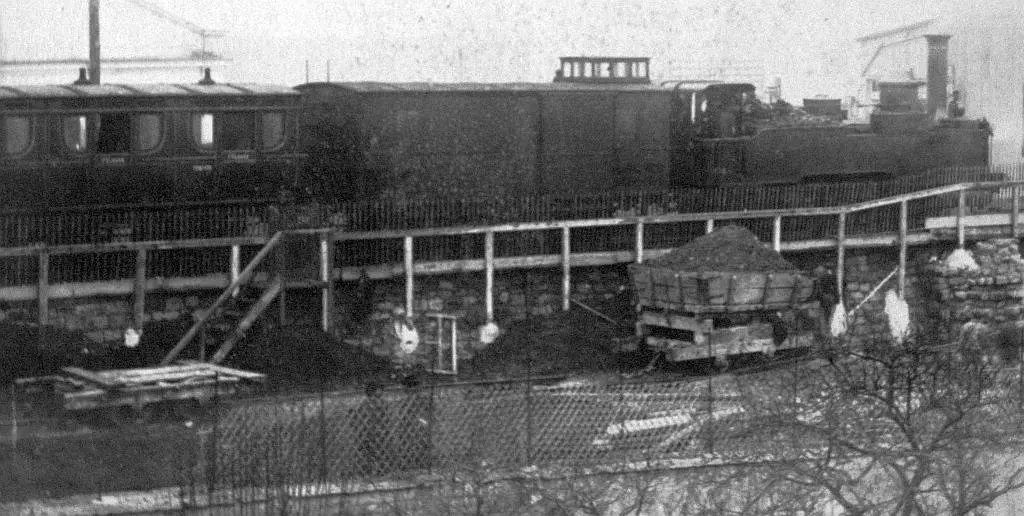 Train de voyageurs de la Petite Ceinture arrivant à la station Bel-Air-Ceinture pendant les travaux de suppression des passages à niveau (1887-1889)