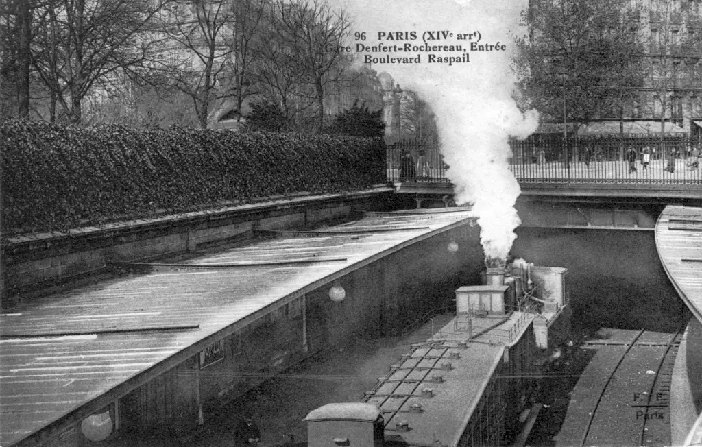 Un train à la gare de Denfert-Rochereau