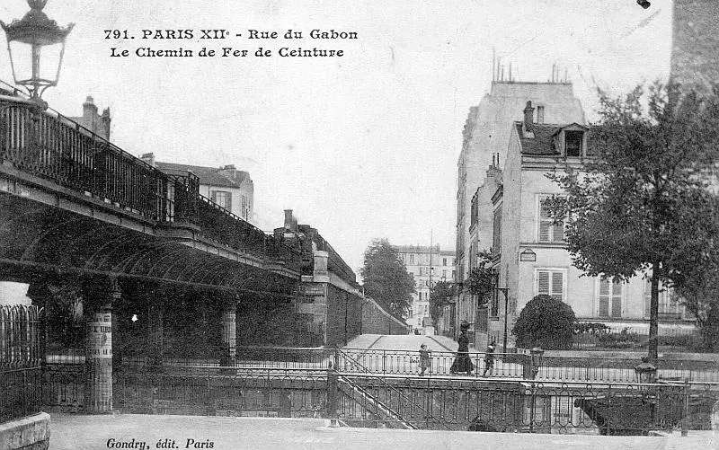 Train circulaire longeant la rue du Gabon à l'approche de l'Avenue de Saint-Mandé