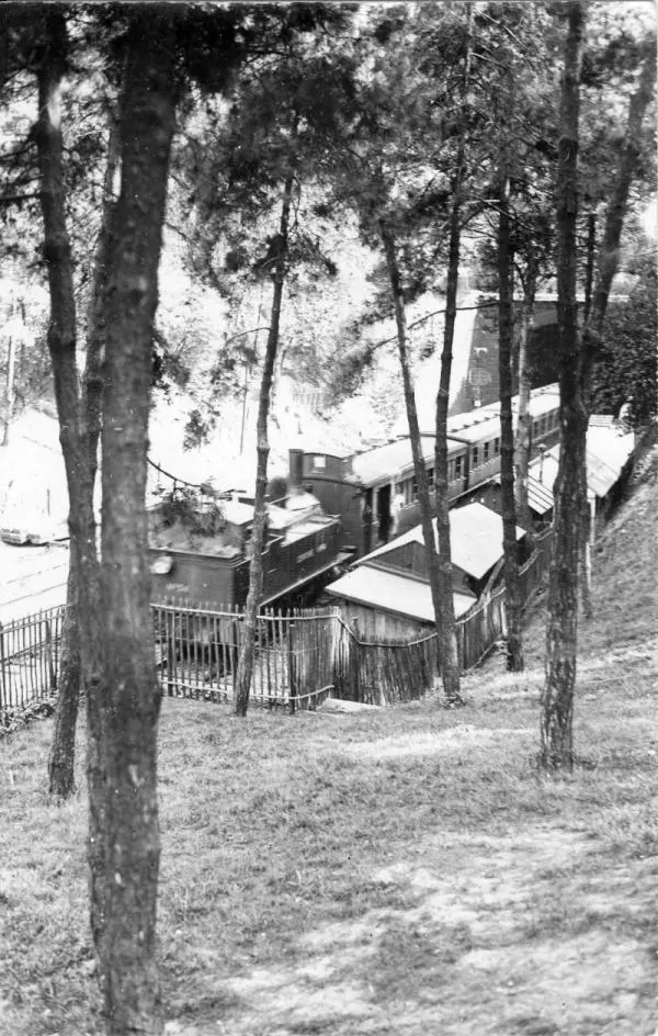 Train passant dans la tranchée des Buttes-Chaumont au sortir du tunnel 