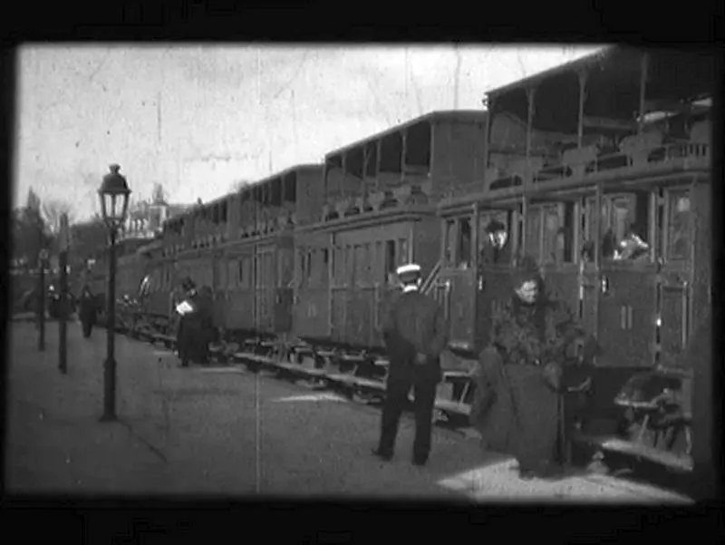 Train de ceinture à la gare d'Auteuil - extrait