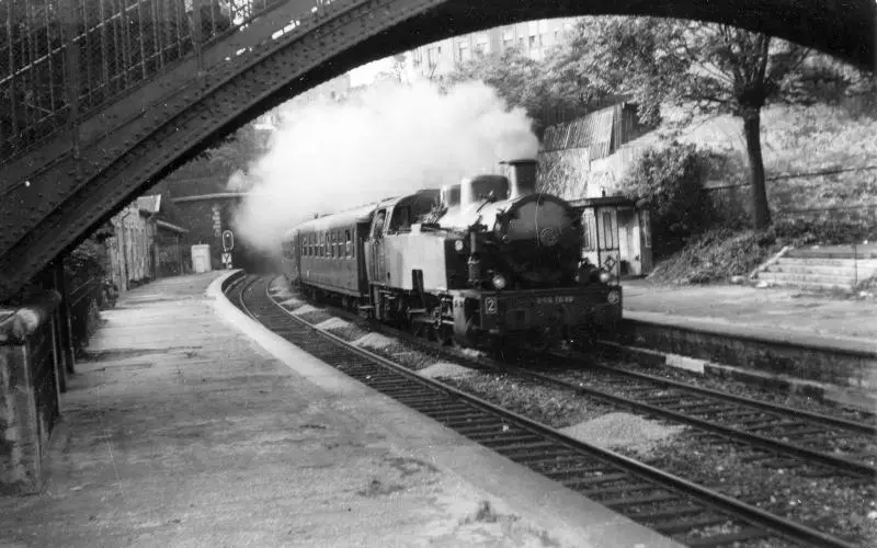 Un train de jonction passant devant la station Ménilmontant 