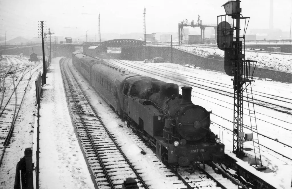 Un train de jonction tracté par la locomotive 050 TQ 10 franchit la station Est-Ceinture durant l'hiver 