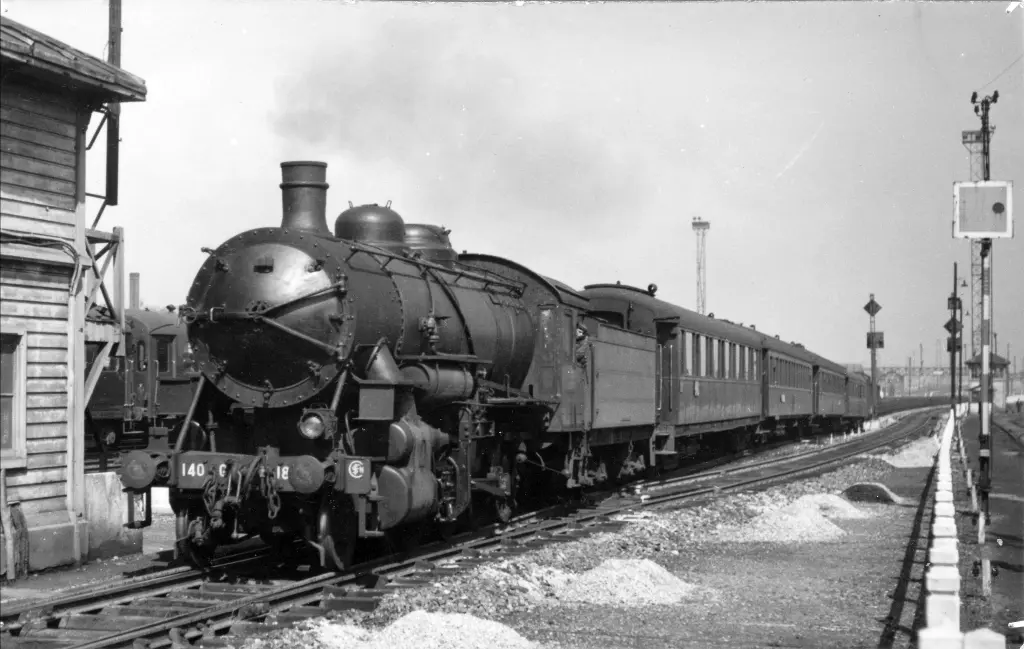 Un train de jonction à Pont Marcadet vers 1950 