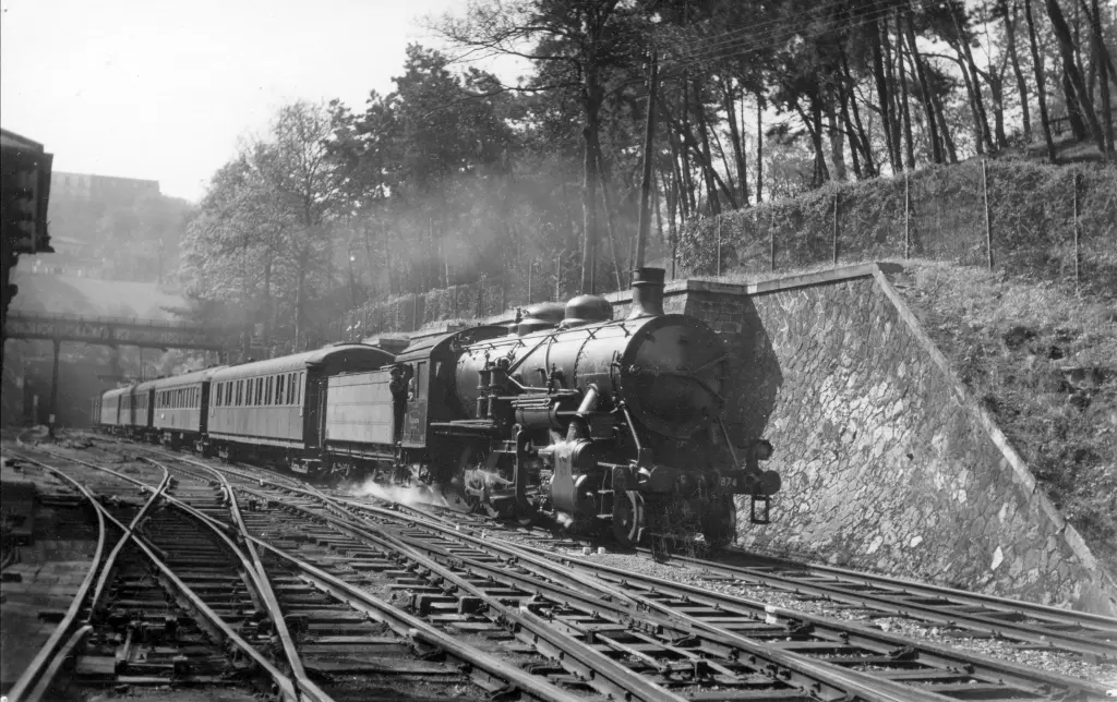 Un train de jonction franchit la tranchée des Buttes-Chaumont vers 1950 