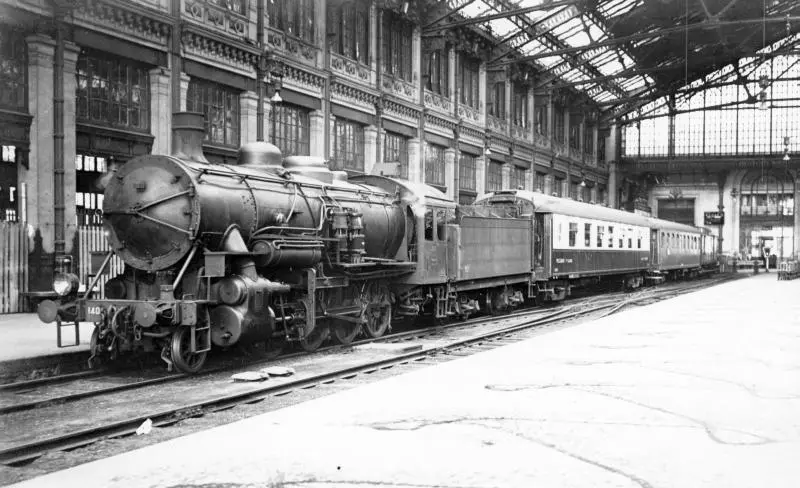 Train de jonction n°J19 au départ de la gare de Paris-Lyon au début des années 1950 