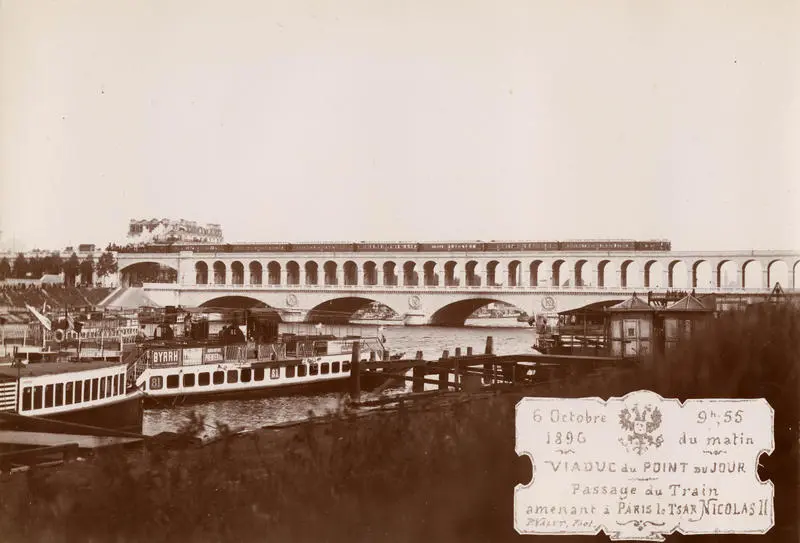 Train présidentiel franchissant le pont-viaduc du Point-du-Jour le 6 octobre 1896 