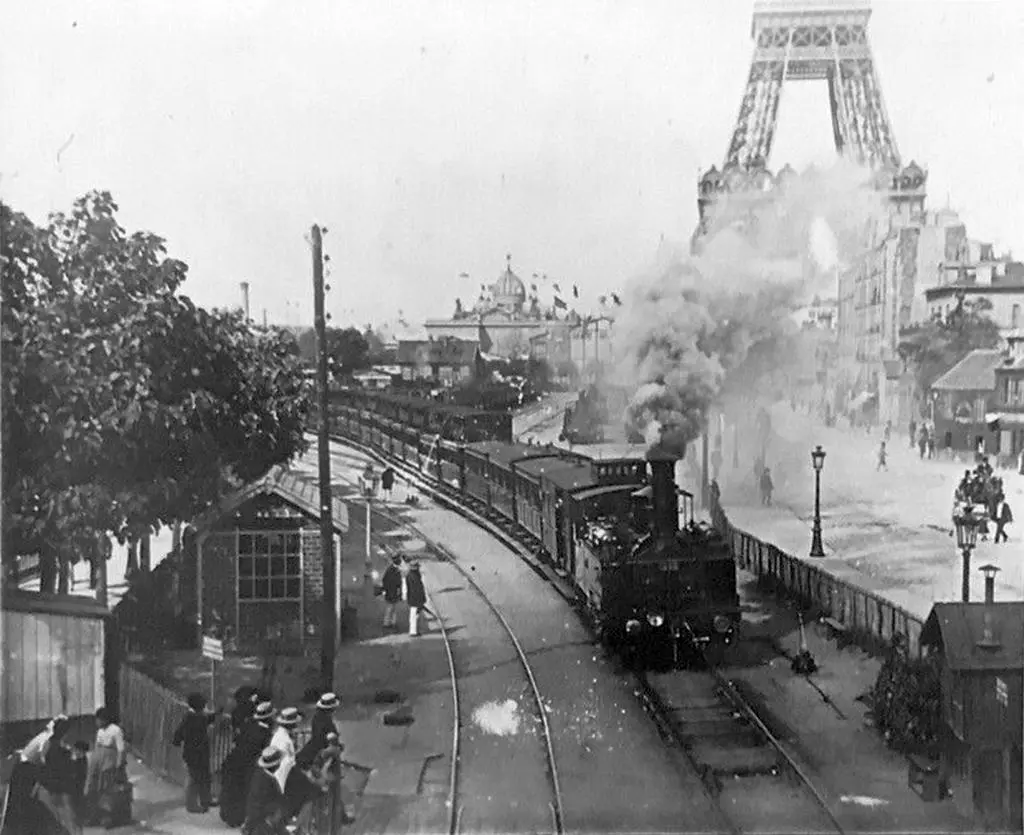Un train quitte la gare du Champ-de-Mars pendant l'Exposition de 1889
