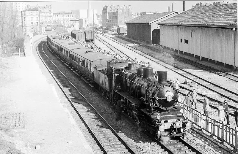 Train spécial du 13 mars 1966 à l'arrêt à la station Belleville-Villette 