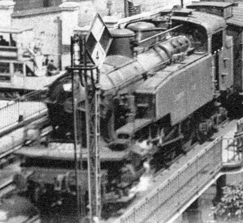 Locomotive de type 232 T en tête d'un train de la Petite Ceinture traversant le Cours de Vincennes. 