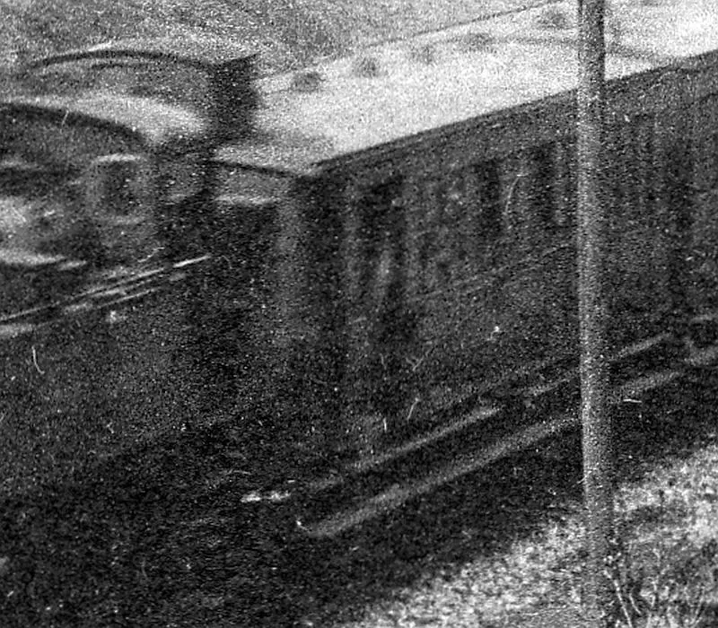 Voiture de 2e classe de la Petite Ceinture avec vigie de frein et un compartiment transformé en fourgon. 