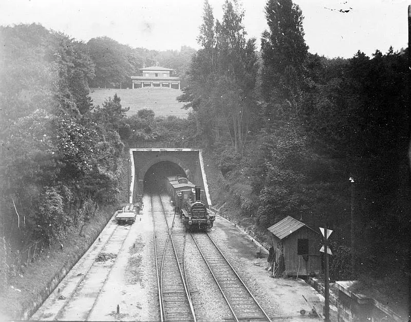 Un train de marchandises de la compagnie du Paris-Orléans (P.O.) entre dans la tranchée du Parc des Buttes-Chaumont 