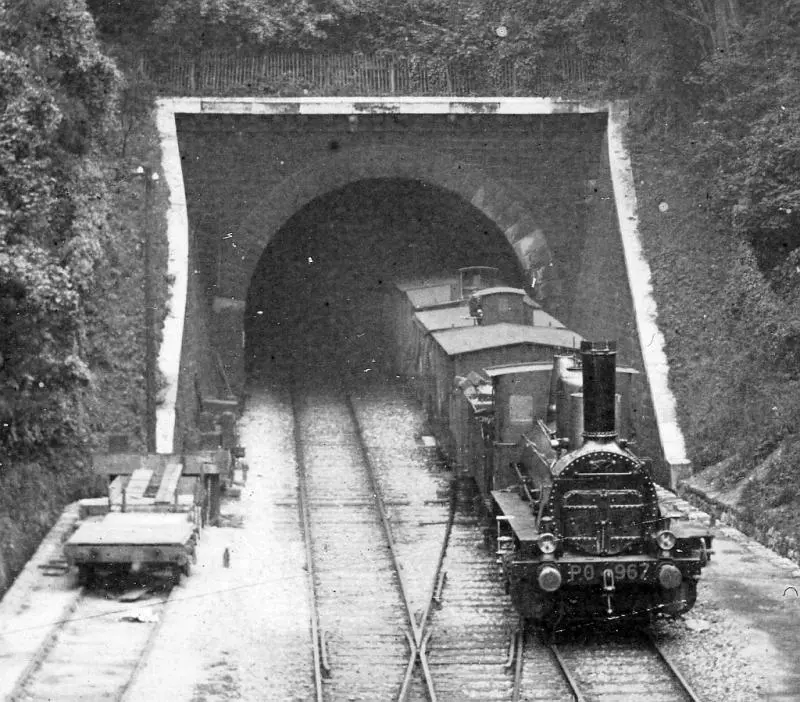 Gros plan sur la locomotive du Paris-Orléans 