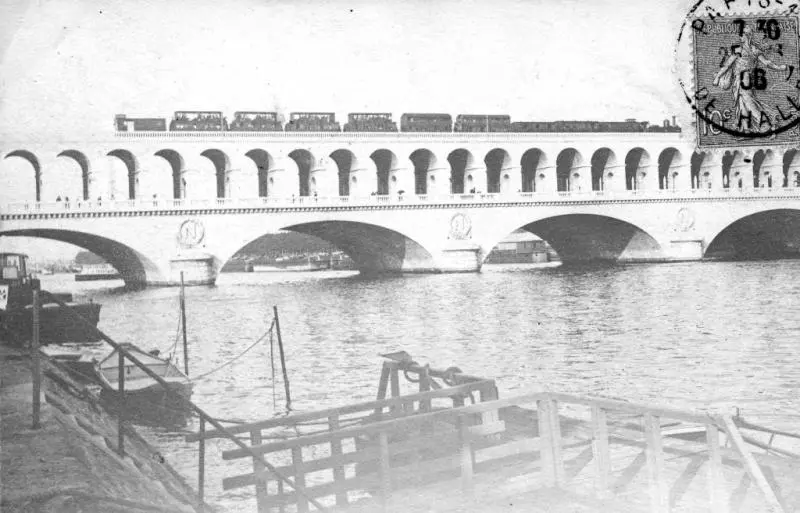 Train du service circulaire de la Petite Ceinture comportant des voitures à impériale sur le pont-viaduc du Point du Jour