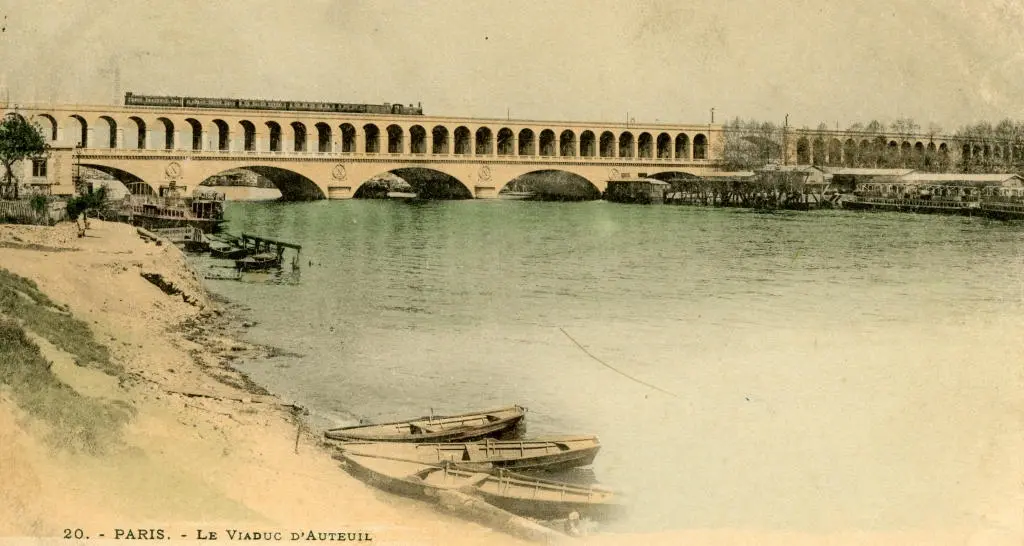 Train composé de matériel Ceinture sur le pont-viaduc du Point du Jour