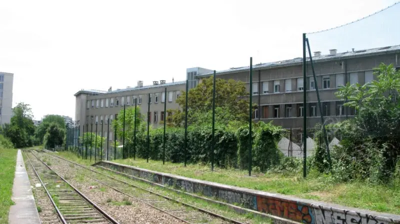 Pose de barrières hautes le long du quai intérieur de l'ancienne station Bel-Air-Ceinture 