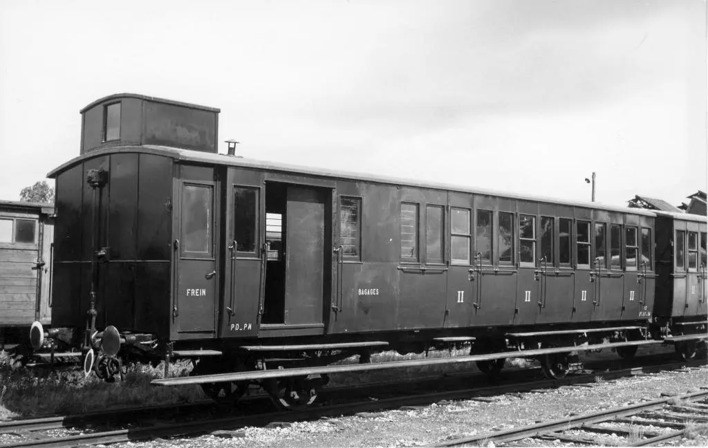 Ancienne voiture-fourgon de 2e classe de la Petite Ceinture sur le réseau de la Régie des Transports de l'Aisne (RTA) dans les années 1950 