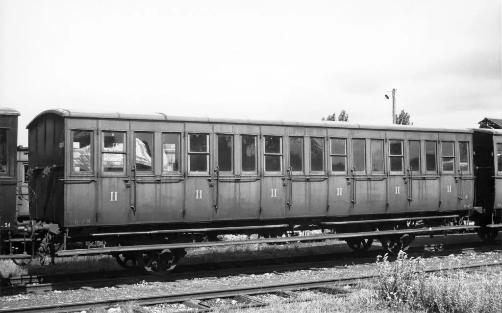 Ancienne voiture de 2e classe de la Petite Ceinture sur le réseau de la Régie des Transports de l'Aisne (RTA) dans les années 1950 