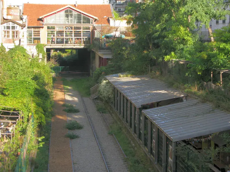 Vue de la REcyclerie depuis le pont de la rue du Ruisseau 